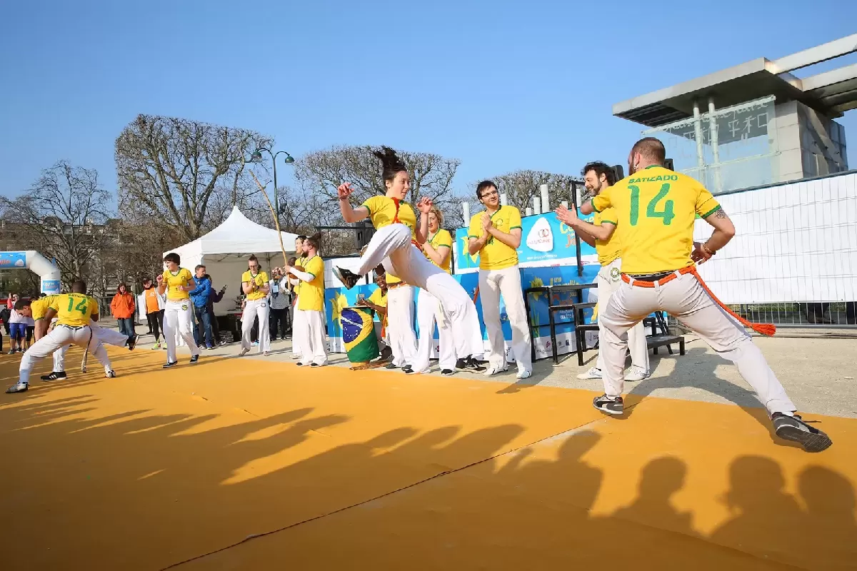 Spectacle de danse de capoeira brésilienne avec Nevart's Pari